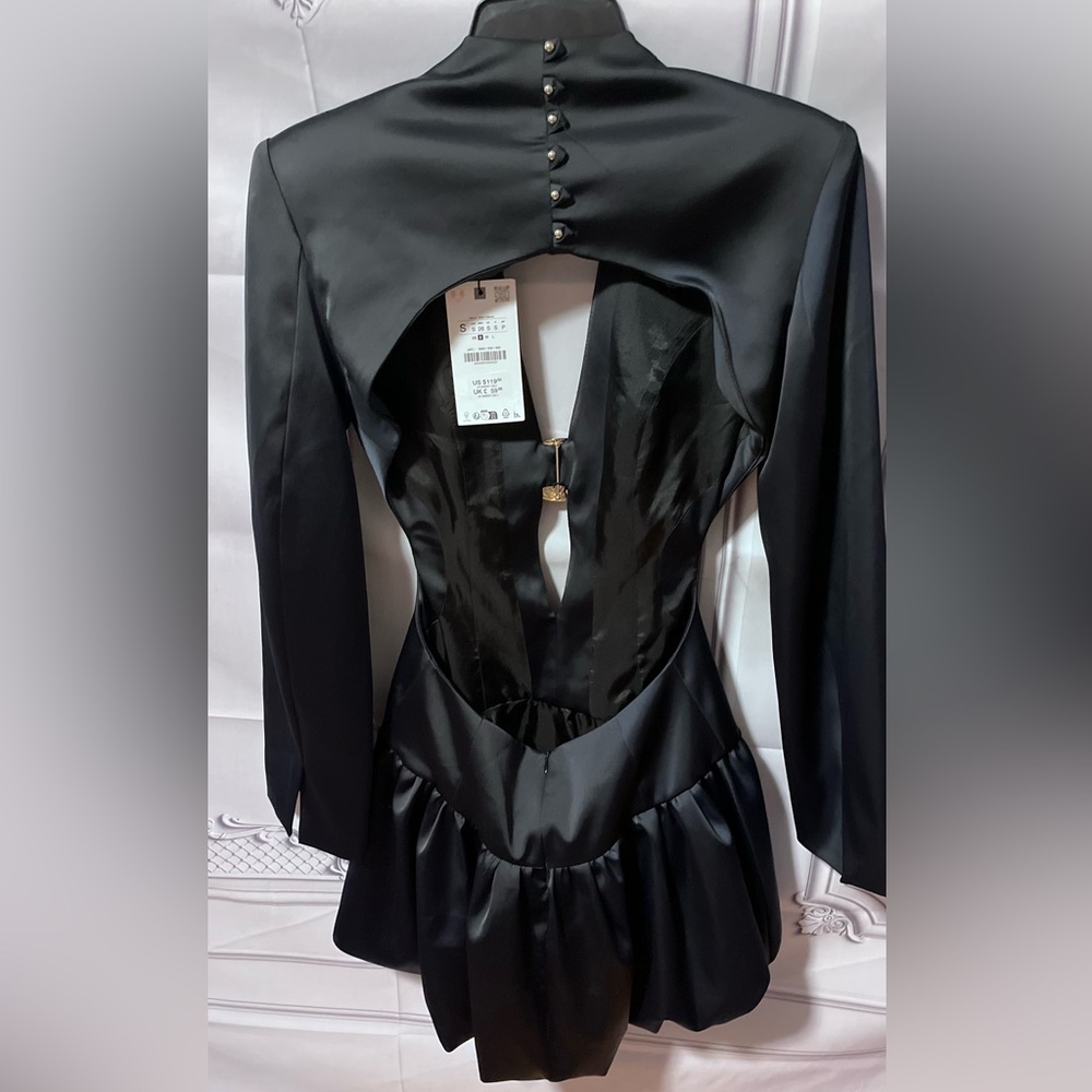 TREND NEW ! ZARA SATIN PUFFBALL DRESS
🚨FIRM PRICE NO DISCOUNT ON THIS DRESS - Picture 11 of 17